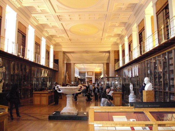 Founded in 1753, the British Museum carries large collections of ancient pieces from all over the world. 